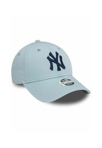 Gorra de béisbol azul claro hecha de algodón. Presenta un logotipo de los New York Yankees bordado en color marino en la parte frontal, con un ala curva y agujeros de ventilación.