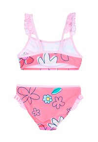 Costume da bagno due pezzi rosa con spalline arricciate e volant sui pantaloni; presenta motivi floreali in blu, giallo e rosso.