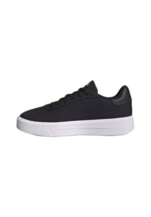 Sneaker nero basso con lacci neri e suola spessa bianca, mostrato di lato su sfondo bianco.