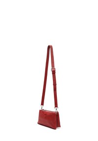 Červená kožená crossbody taška s hladkým povrchem, zipovým uzávěrem a nastavitelným popruhem. Obdélníkový tvar s zaoblenými detaily.