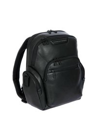 Schwarzer Leder-Rucksack mit mehreren Reißverschlussfächern, gepolsterten Tragegurten und strukturierten Seiten. Verfügt über ein auffälliges Logo auf der Vorderseite.