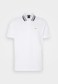 Polo blanc à manches courtes avec col rayé noir et blanc et petit patch logo "BOSS" sur la poitrine gauche.