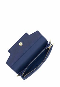 Portafoglio in pelle blu navy con esterno testurizzato, hardware dorato e due scomparti, uno con chiusura lampo. Design angolare della patta.