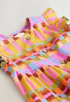 Kolorowa sukienka dla malucha z krótkimi falbankowymi rękawami, drewnianymi guzikami na przodzie i wielobarwnym abstrakcyjnym wzorem na miękkiej tkaninie.