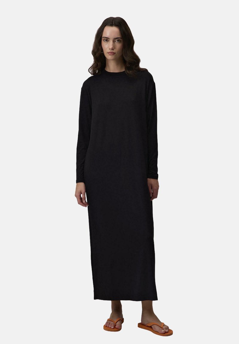 Must prooviga musta pika varrukaga Kleid, mis on valmistatud kergetest kangast, sirge lõike ja ümmarguse kaelusega, kantud oranžide plätudega.