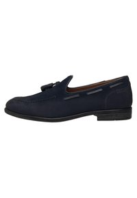 Mocassino in suede blu navy, con design a mocassino, caratterizzato da cuciture decorative tonali, tacco piatto e dettagli in frange sulla tomaia.