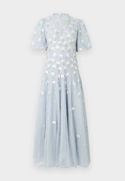 Ljusblå maxiklänning i tyll med blomsterbroderier i pastellfärger, puffärmar och en V-ringning med dragkedja i ryggen.