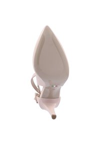 Scarpa con tacco alto color nude, punta affusolata, superficie in pelle verniciata liscia e tacco snodato. Presenta una fascetta alla caviglia e un design con ritagli.