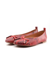 Ballerines à motifs serpent rouges et noires, avec un bout rond, un détail de nœud, un talon bas et une surface texturée. Conçues pour le confort et le style.
