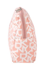 Bolsa rosa con cierre y patrón de letras blancas, textura acolchada, forma triangular con bordes redondeados y un pequeño bolsillo exterior.