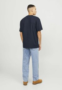 Jack & Jones JORVESTERBRO PICTURE CREW NECK - Apdrukāts T-krekls - sky captain