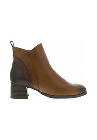 Bottine en cuir marron avec un design incurvé, un talon texturé contrastant et un talon block de 3 pouces. Présente une petite languette à l'arrière.