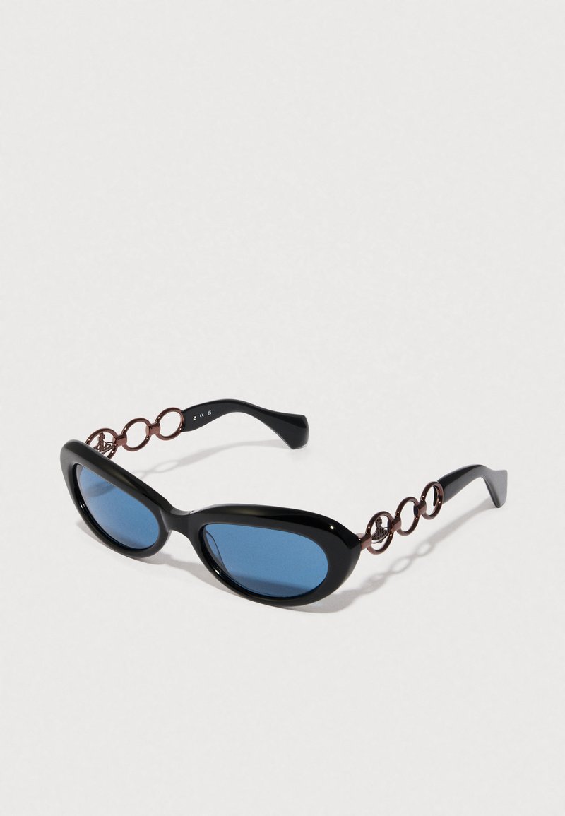Gafas de sol negras con lentes azules. Diseño de marco ovalado con un acento de eslabones en marrón. Acabado brillante, brazos delgados en negro.