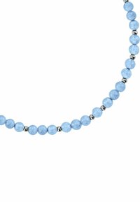 Lys blå runde perler vekslende med sølvmetallic afstandsstykker, der danner en enkel, elegant halskæde. Glat tekstur med en reflekterende overflade.