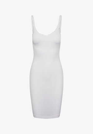 Fehér testhez simuló ujjatlan ruha vékony pántokkal és V-nyakú kivágással, térdig érő, sima anyag.