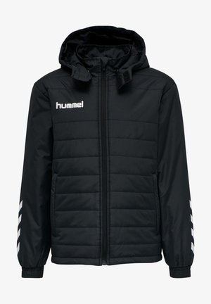 Czarna pikowana kurtka z kapturem, pełnym zamkiem z przodu, elastycznymi mankietami, białym logo marki na klatce piersiowej i szewronowymi paskami na rękawach.