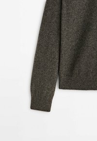 Pull en laine marron à manches longues avec poignets et ourlet côtelés, présenté sur un fond blanc.