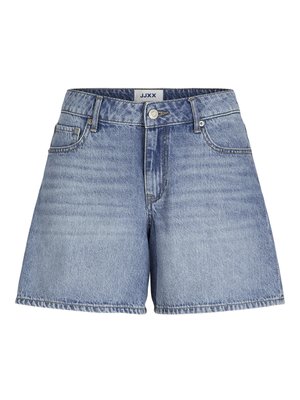 Shorts en denim bleu clair, présentant une taille haute, un design à cinq poches et une coupe droite avec ourlet effiloché. Étiquette de la marque visible sur la taille.