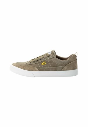 Beige Wildleder-Sneaker mit niedrigem Profil. Verfügt über eine weiße Gummisohle, runde Schnürsenkel und einen gelben Logoakzent an der Seite.