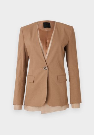 Bruine op maat gemaakte blazer met een diepe V-hals, twee voorzakken en een sluiting met één knoop. De binnenlaag is satijnachtig en lichter van kleur.
