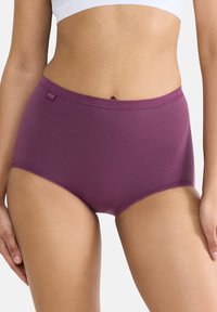 Högmidjade lila trosor gjorda av ett mjukt tyg, med en mjuk elastisk midjeband och sydd fåll för komfort och hållbarhet.