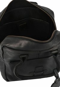 Borsa in pelle nera con chiusura a zip, texture liscia, manici doppi superiori e design semplice. L'interno presenta una piccola tasca.