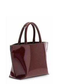 Bordeaux rode lakleren handtas met twee korte handvatten, een gestructureerd ontwerp en een glanzende afwerking. Voorzien van een platte bodem voor stabiliteit.