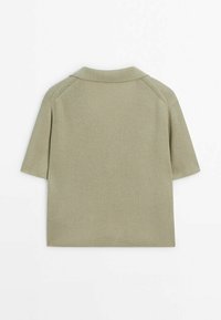 Pull en maille vert olive clair à manches courtes avec une texture côtelée et un petit col, vu de dos.
