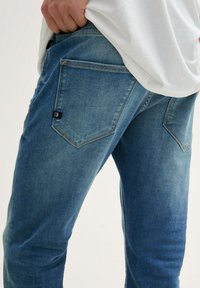 TOM TAILOR DENIM TTTAPERED - Tapered-Farkut - tinted blue denim