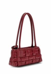 Borsa a mano rossa in pelle con un motivo intrecciato, dotata di due lunghe maniglie e forma rettangolare. Texture liscia, dimensioni compatte.