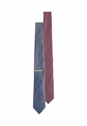 Deux cravates : l'une bleue avec un motif géométrique, l'autre bordeaux avec un petit motif à carreaux. Les deux ont une texture lisse et des extrémités pointues.