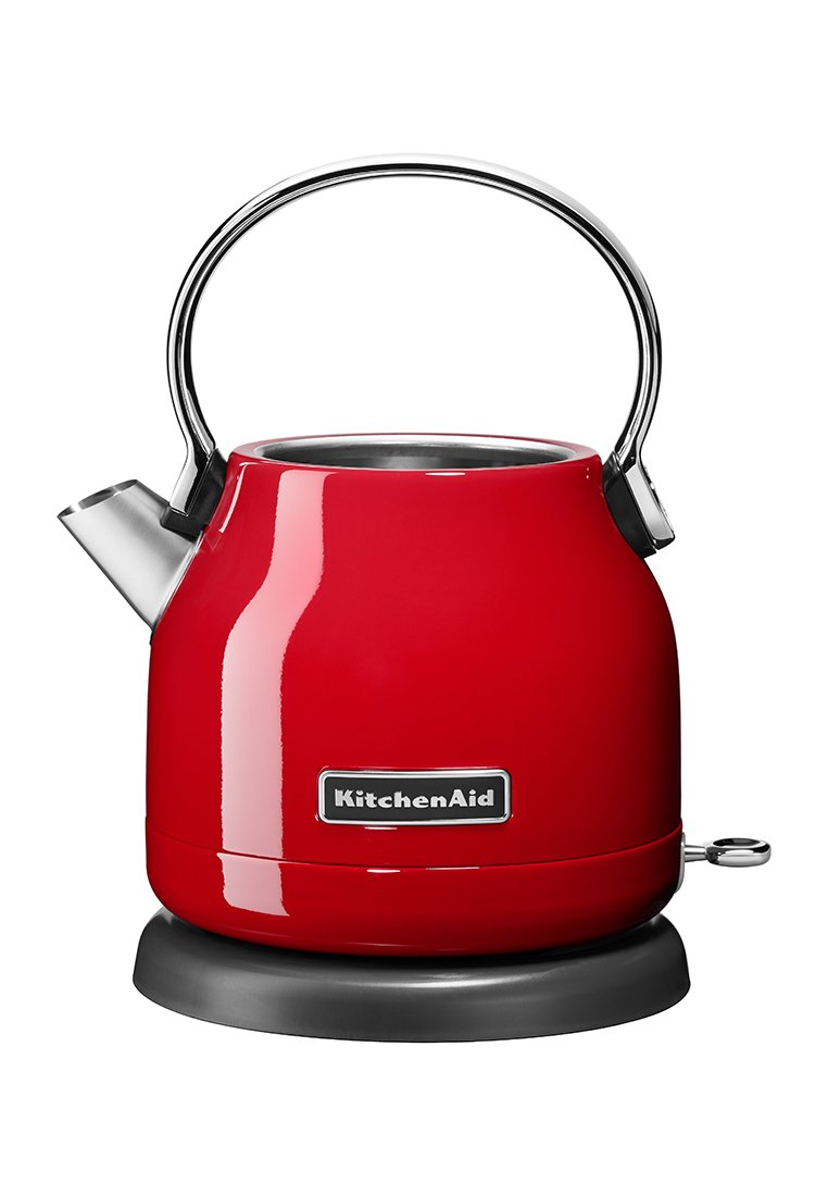 Roter elektrischer Wasserkocher mit einem Edelstahlgriff, runder Form und Ausguss. Verfügt über einen schwarzen Sockel und ein sichtbares KitchenAid-Logo auf der Vorderseite.