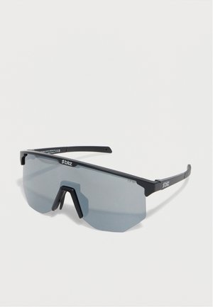 Športové slnečné okuliare s čiernym rámom a obtiahnutým dizajnom, sivými zafarbenými šošovkami a nastaviteľnými nosovými polstrovaním na bielom pozadí.