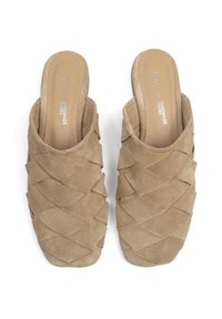 Mules en ante beige sin cordones con un patrón de diamantes tejido, puntera redondeada y suela plana. Parte superior texturizada y detalle de plantilla suave.
