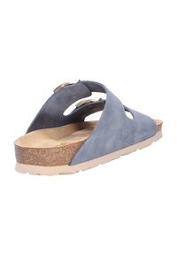 Niebieskie zamszowe klapki z otwartym designem, korkową wkładką oraz jasnobeżową gumową podeszwą. Posiadają dekoracyjne metalowe akcenty przy paskach.