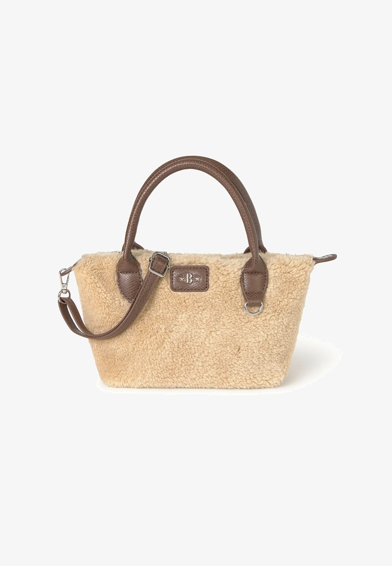 Pequeño bolso de piel de oveja color beige con asas de cuero marrón, correa de hombro desmontable y un pequeño parche rectangular con el logo en la parte frontal.