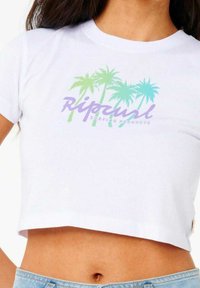 Camiseta corta blanca con gráfico de palmera en tonos pasteles y el texto "Ripcurl" en púrpura. Material de algodón suave con un corte relajado.
