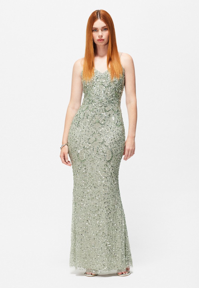 Abito da sera lungo verde con paillettes, dal taglio aderente, scollatura a V e intricati motivi in perline su tutto il vestito. Spalline regolabili.