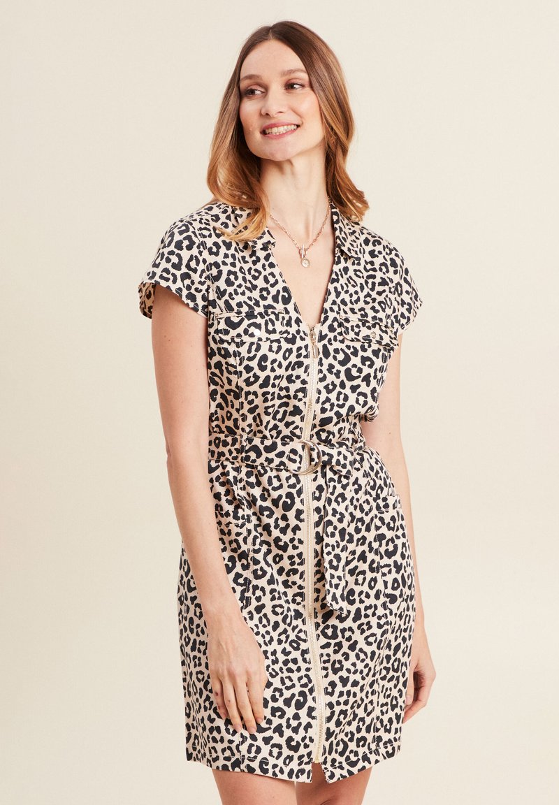 Leopardenmuster-Kleid mit kurzen Ärmeln, einem Reißverschluss vorne und einem taillierten Gürtel in Beige und Schwarz. Es hat zwei Brusttaschen und eine glatte Stofftextur.