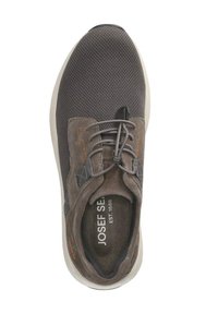 Grau Sneakers mit einer strukturierten Oberseite aus Mesh- und Wildlederakzenten, runder Zehenpartie und einer kontrastierenden weißen Sohle. Logo innen sichtbar.