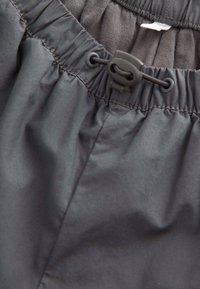 Buză elastică la șorturile de culoare gri închis, dotate cu un șnur ajustabil; textură netedă, rezistentă la apă.