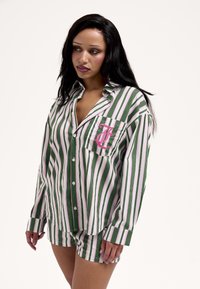 Zöld-fehér csíkos pizsama szett rózsaszín hímzéssel, galléros ing zsebbel és hozzáillő rövidnadrággal. Puha anyagtextúra.