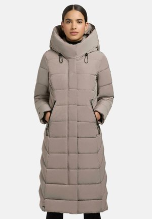 Lange, beige pufferjas met een opvallende capuchon, locksteek ontwerp en verborgen zijritsen. Glad textuur, op maat gemaakte pasvorm en licht getailleerde vorm.