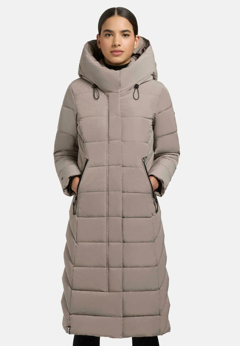 Lange, beige pufferjas met een opvallende capuchon, locksteek ontwerp en verborgen zijritsen. Glad textuur, op maat gemaakte pasvorm en licht getailleerde vorm.