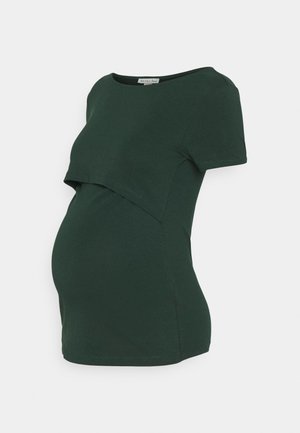 Blusa de maternidad en mezcla de algodón verde oscuro; mangas cortas, dobladillo curvado, diseño frontal en capas, ofrece un ajuste cómodo para barrigas en crecimiento.