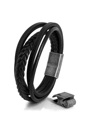Bracelet en cuir noir multi-brins avec des bandes tressées et lisses, doté d'un fermoir métallique rectangulaire, présenté détaché du bracelet.