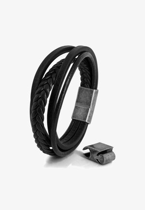 Bracelet en cuir noir multi-brins avec des bandes tressées et lisses, doté d'un fermoir métallique rectangulaire, présenté détaché du bracelet.