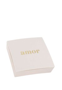 Scatola quadrata rosa con una superficie liscia e un coperchio sollevato, decorata con la parola "amor" in lettere dorate sulla parte superiore.