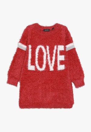 Czerwony, miękki sweter z długim rękawem, z białymi paskami na rękawach i napisem „LOVE” dużymi białymi literami na przodzie.