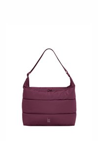 Bolso tote acolchado en burdeos oscuro con una amplia correa para el hombro, cierre de cremallera y un discreto logotipo. Acabado suave y mate con costuras horizontales.